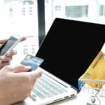 Zbliżenie osoby używającej telefonu komórkowego