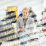 Portret kobiety stojącej w sklepie