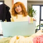 Młode rude włosy Łacińska ładna kobieta pranie ubrań w koncepcji prania w domu