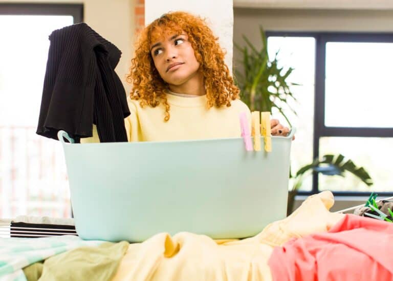 Młode rude włosy Łacińska ładna kobieta pranie ubrań w koncepcji prania w domu